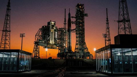 מאסק מציב יעד הכנסות של 3.5 טריליון דולר ב-SpaceX - כשהמניה צונחת