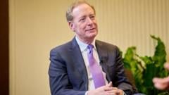 נשיא Microsoft קורא לרגולציית AI הדוקה: "מכונות כביסה מווסתות יותר"